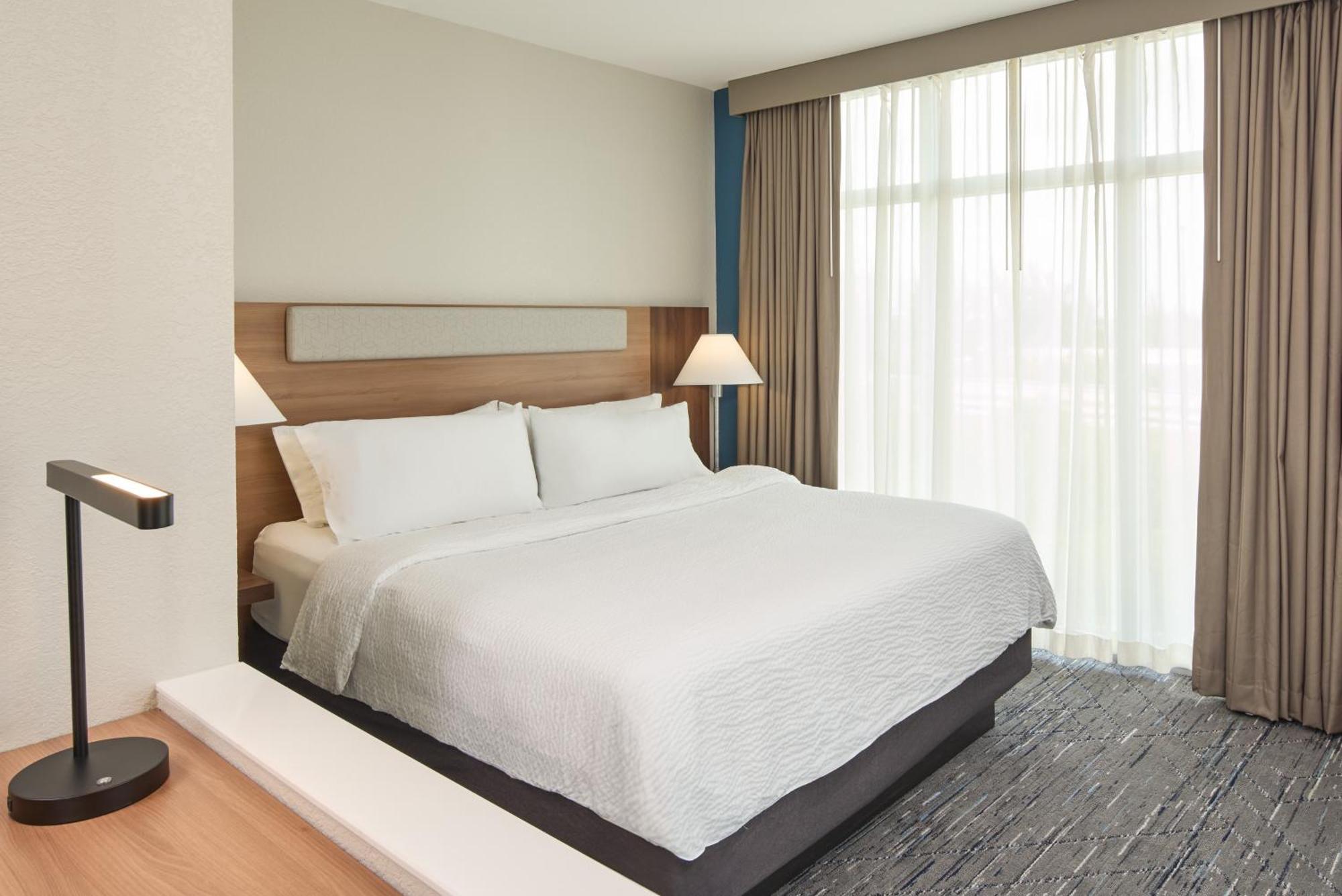 Holiday Inn Express Miami Airport-Blue Lagoon Area By Ihg Miami Springs Exterior foto